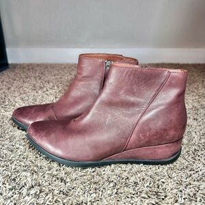 Dansko Serenity EU 39 US 8.5-9  Waterproof Wine Leather Wedge Booties Boots